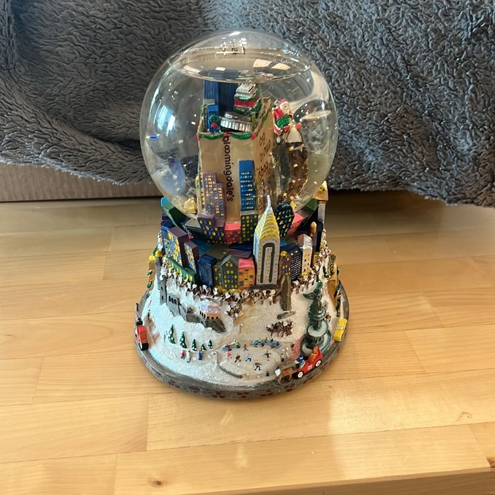 Vintage Bloomingdale’s snow globe from 2001, NYC - Picture 3 of 5